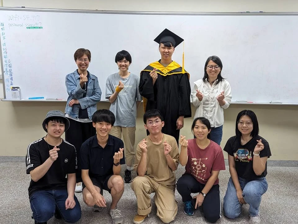 實驗室成員為畢業生慶祝
