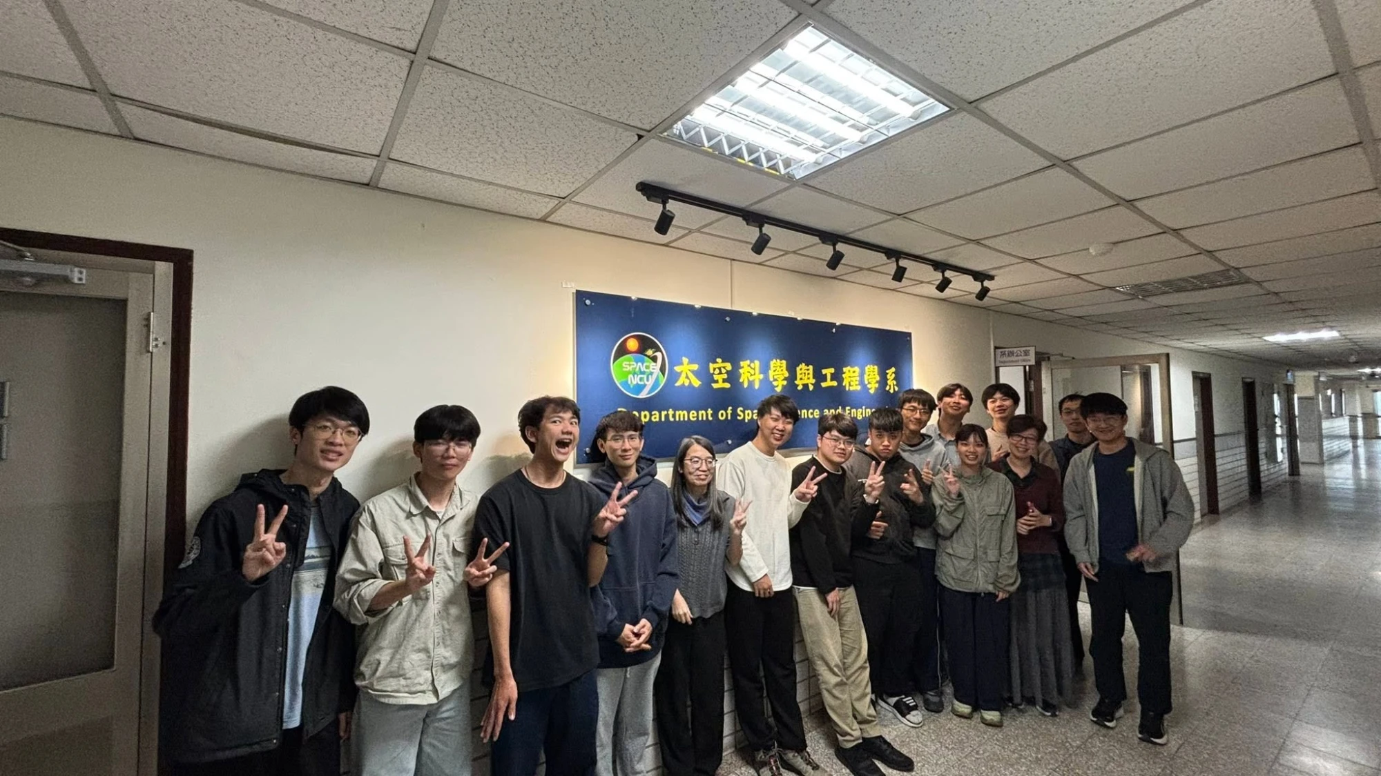 SAGE 成員在太空科學與工程學系招牌前合影